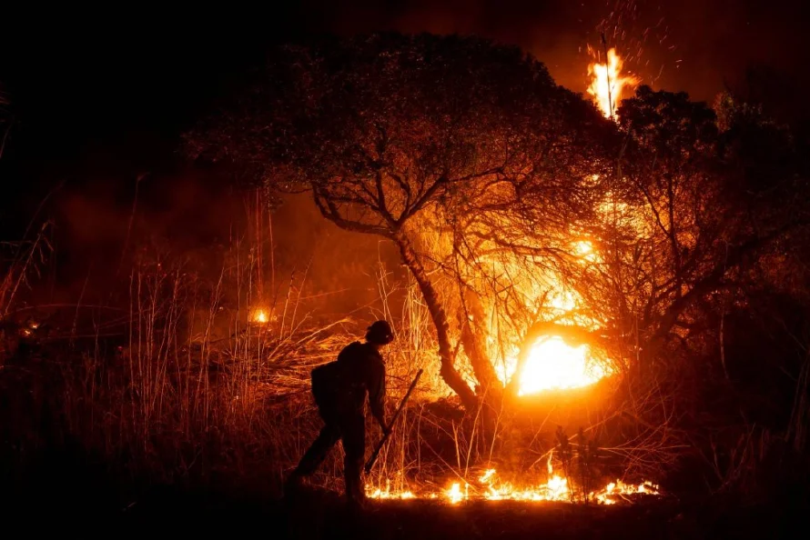 Los Ángeles enfrenta peligro de nuevos incendios por fuertes vientos cálidos