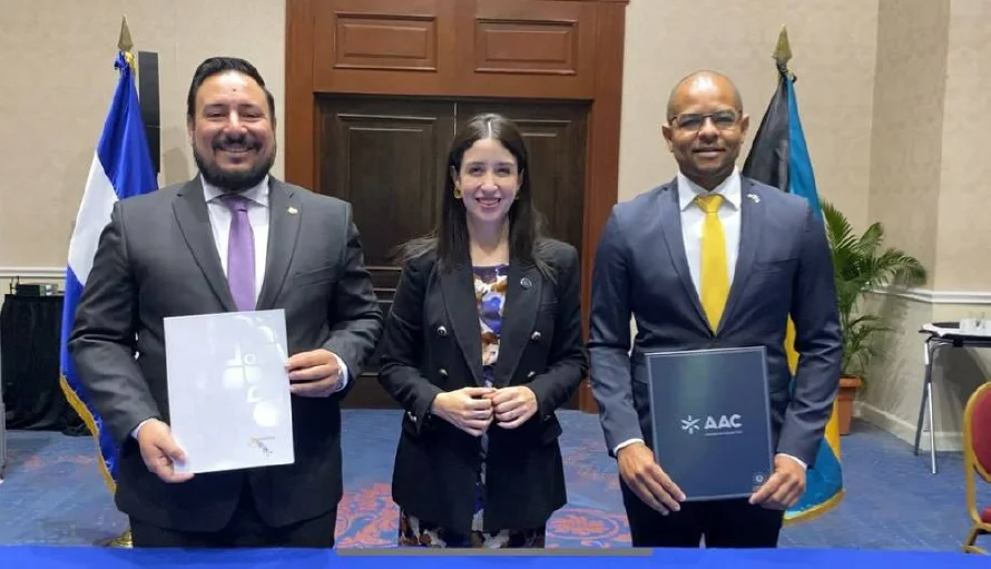 El Salvador y Bahamas firman acuerdo de transporte aéreo