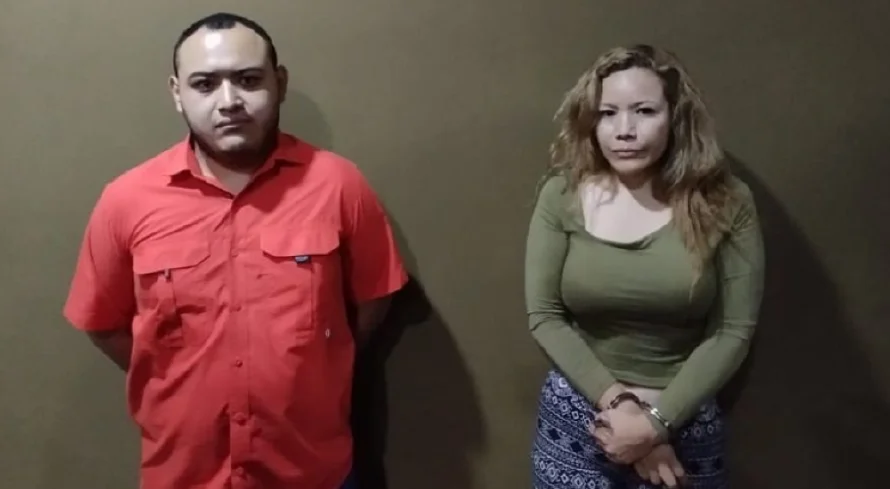 Detienen a dos personas acusadas de comercializar ropa al mayoreo de forma ilegal