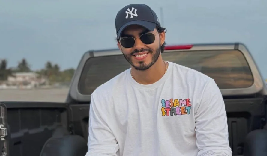 El influencer Andy Arias paga multa por uso indebido de luces en su vehículo