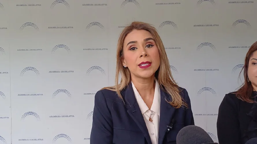 Diputada Villatoro dice que "el problema" en Arena es su presidente: "Si me saca, él se va conmigo"