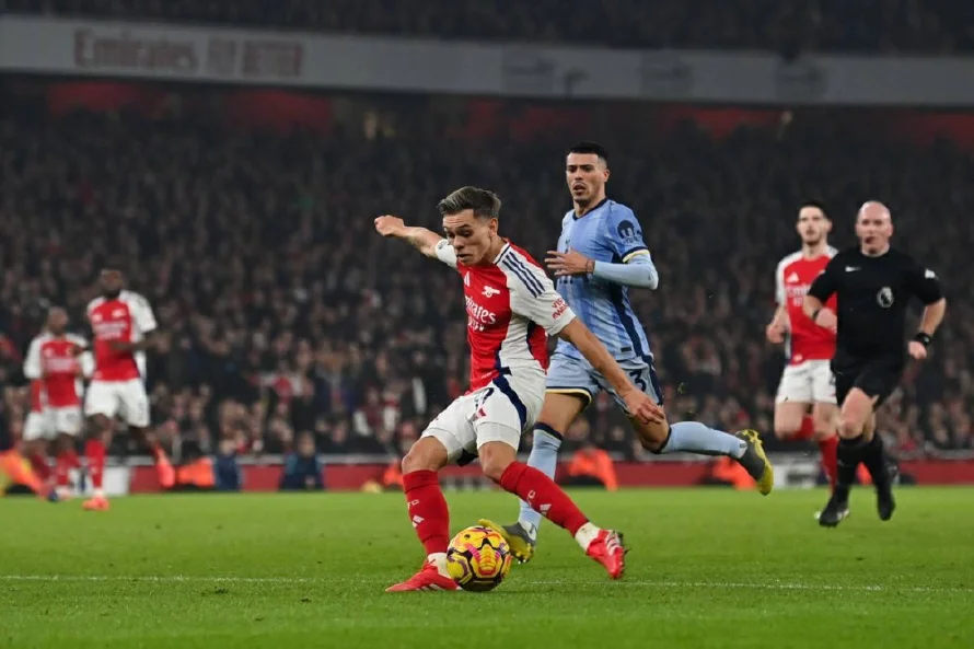 Arsenal se lleva el derbi ante Tottenham y se acerca al Liverpool