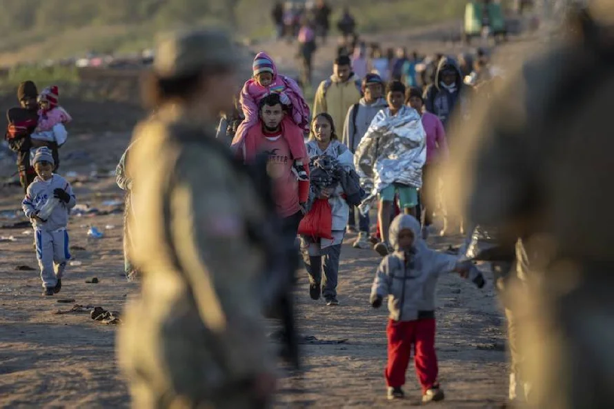 Detenciones de migrantes salvadoreños en EEUU bajaron 33.2 % en 2024