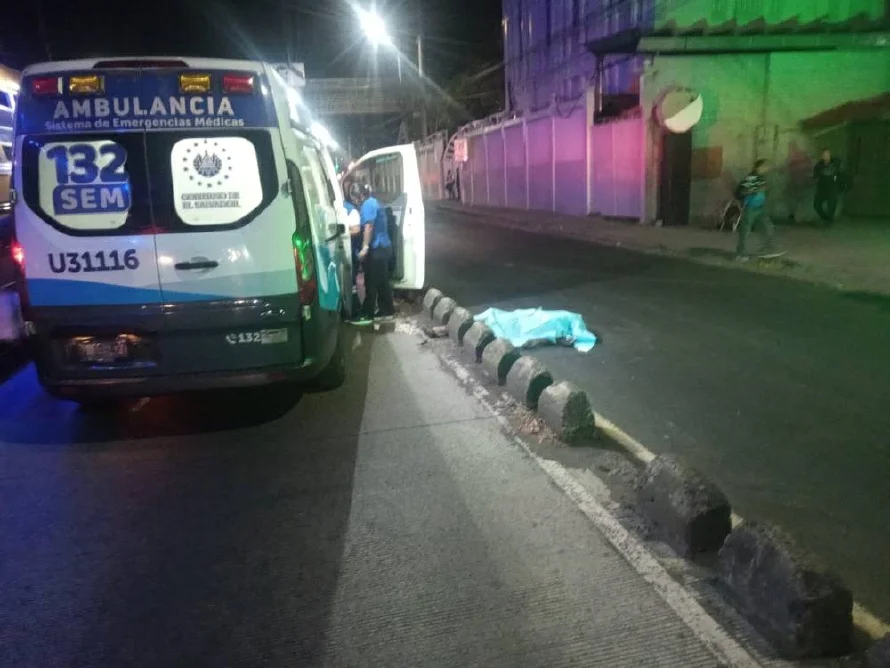 Una persona muere atropellada frente a Fenadesal, San Salvador