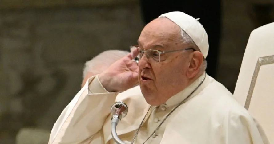 El papa se cae y sufre una contusión en un brazo, pero sin fractura