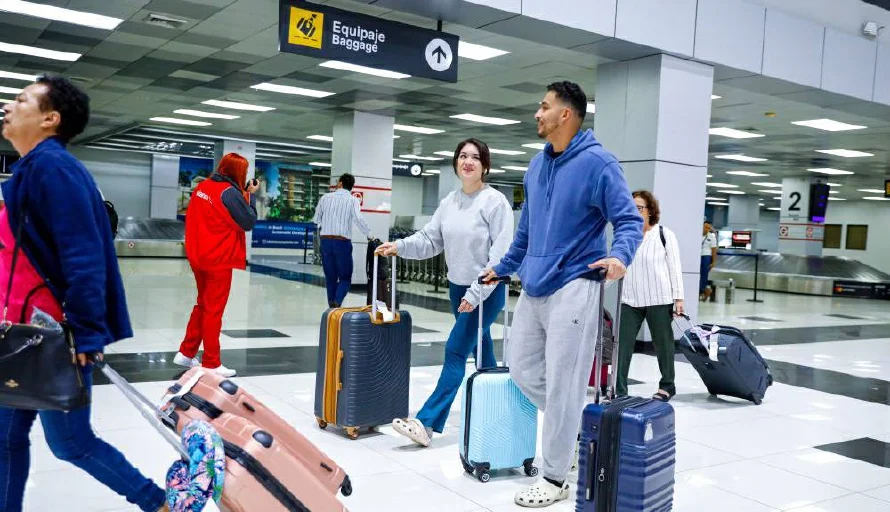 El número de pasajeros atendidos en el aeropuerto de El Salvador subió un 16 % en 2024