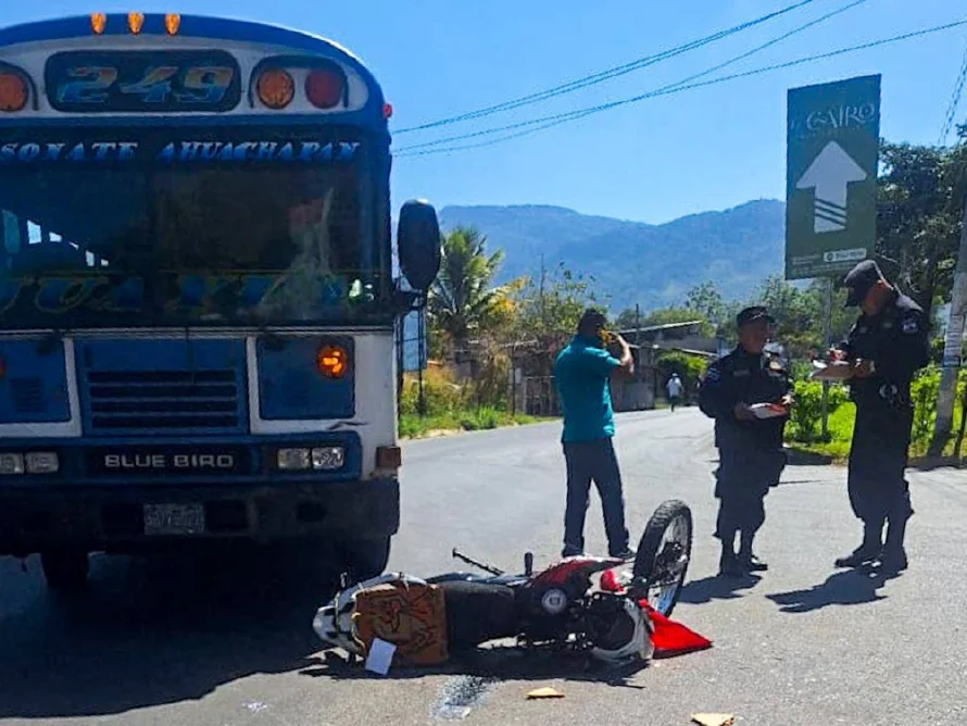 Motociclista muere atropellado tras accidente en carretera que conduce hacía Sonsonate