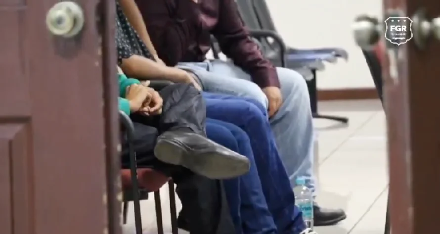 Fiscalía pide 10 años de internamiento para adolescentes detenidos en Chalatenango por video viral de “señas de pandilla”