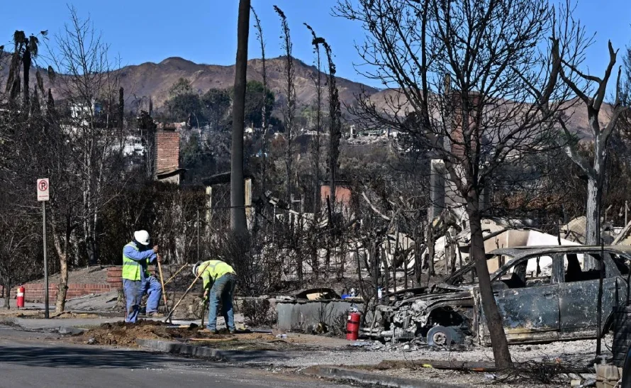 Evacuados por incendios de Los Ángeles no podrán regresar hasta dentro de una semana