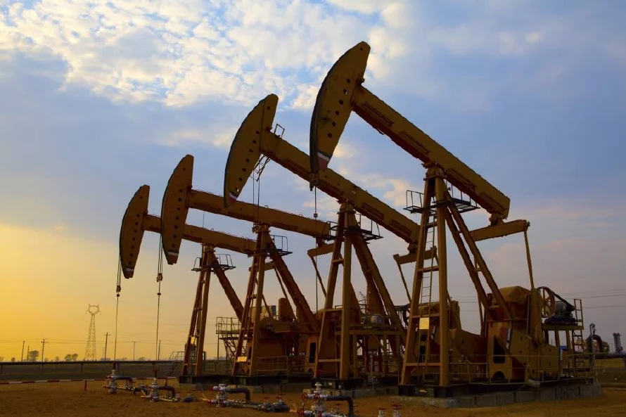 El petróleo retrocede en vísperas de la investidura de Trump