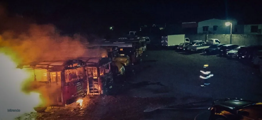Fotos: Incendio consume cuatro buses en San Martín