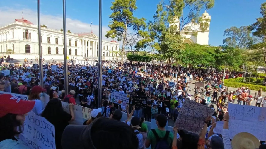 Protestan contra la minería metálica frente a BINAES