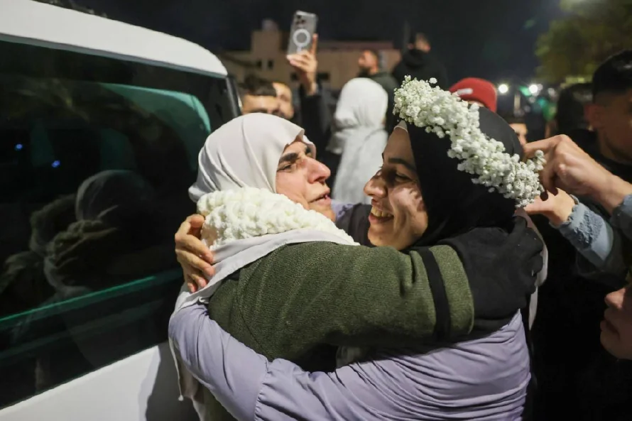 Lágrimas de alegría y abrazos tras la liberación de prisioneros palestinos