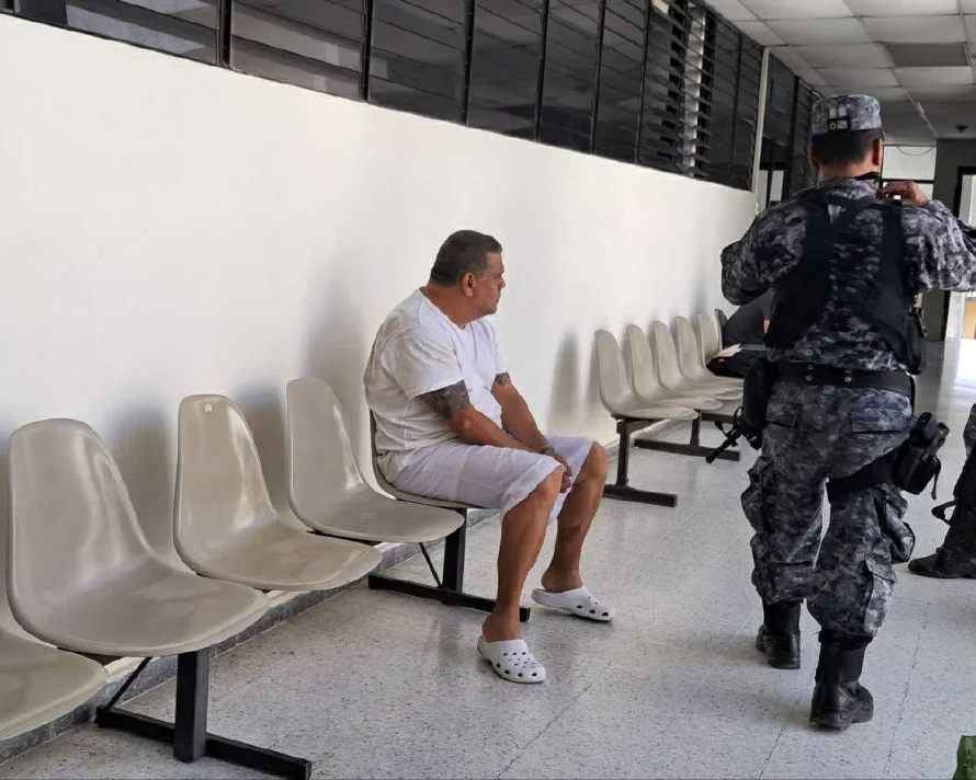 Acusan a un hombre detenido en allanamiento con 75 porciones de droga y más de $2,600