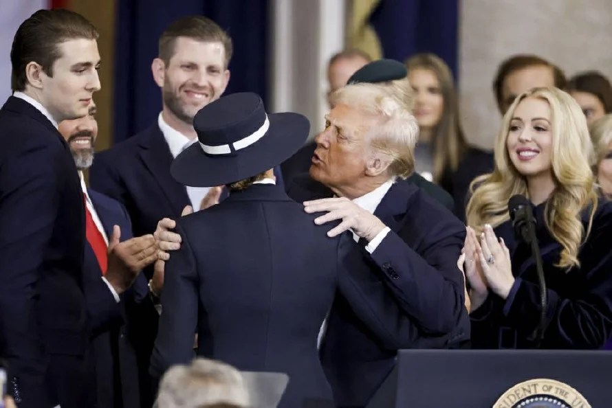 Melania y Donald Trump en controversia por un beso y un sombrero