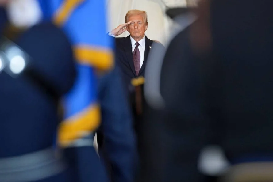 Trump despide a cuatro funcionarios en su primer mensaje por Truth Social desde su investidura