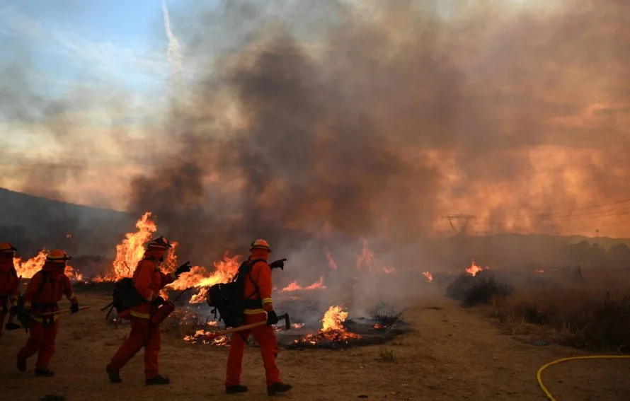 Miles de órdenes de evacuación por nuevo incendio alrededor de Los Ángeles