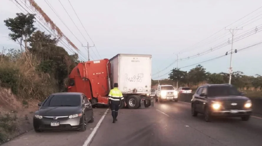 Rastra pierde el control y se estrella en carretera Panamericana a la altura de Apopa