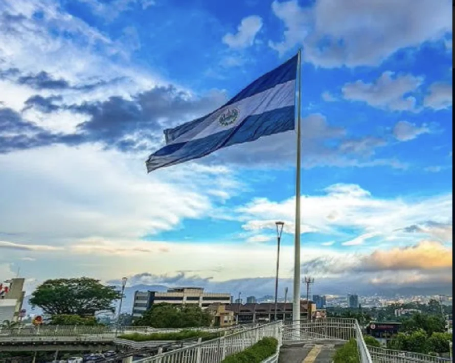 Deuda, escasez de alimentos y crisis económica: los riesgos de El Salvador en 2025