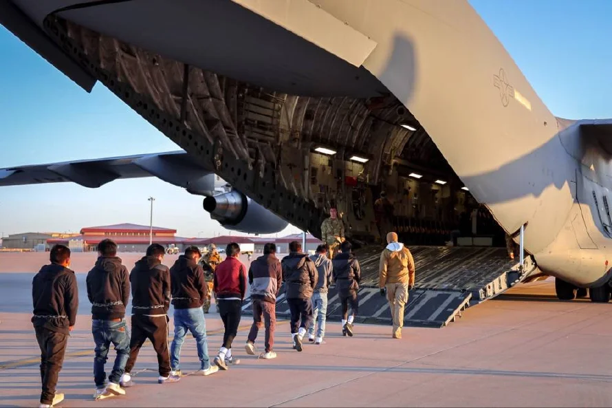 Administración Trump comienza a enviar deportados a El Salvador en aviones militares: Bloomberg