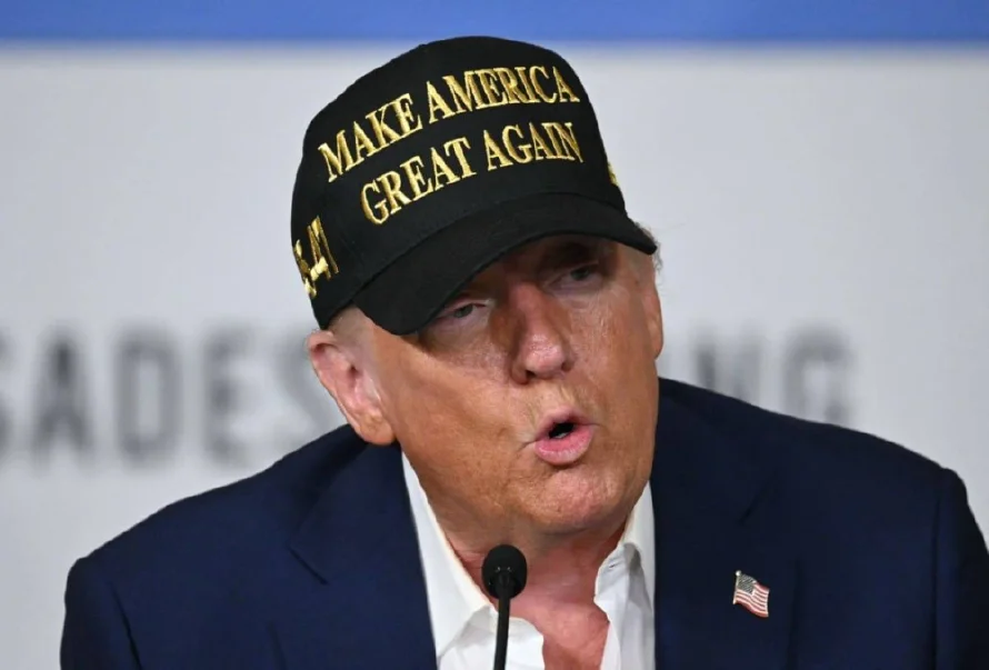 Trump ordena despedir a funcionarios ligados a programas de diversidad y medioambiente