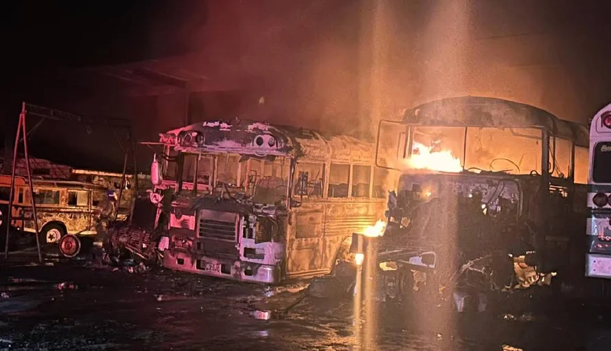 Al menos cuatro buses fueron consumidos por un incendio en Santa Ana