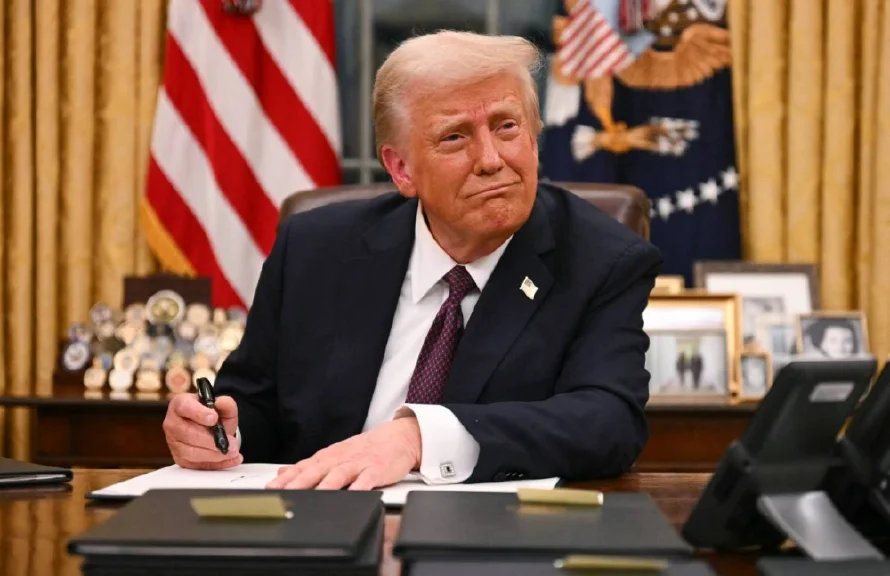 EEUU suspende la emisión de pasaportes con género "X" tras decreto de Trump