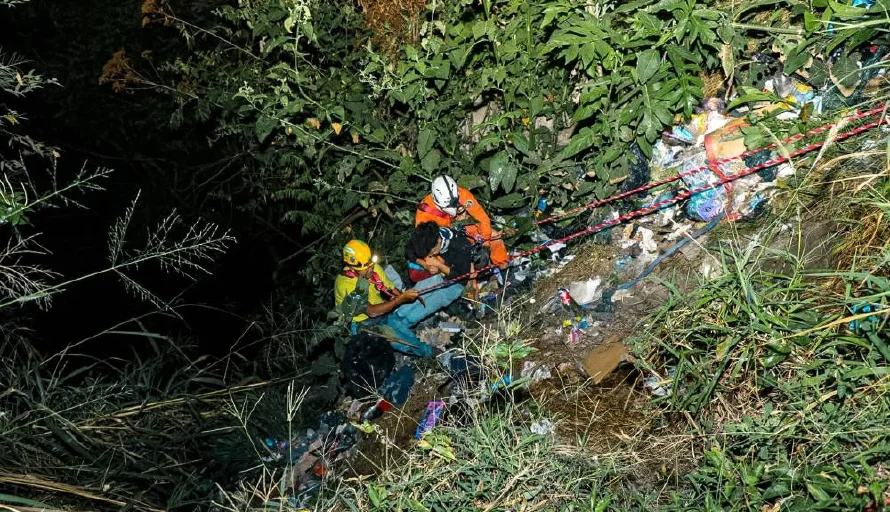 Recantan a persona que cayó en un barranco de 25 metros