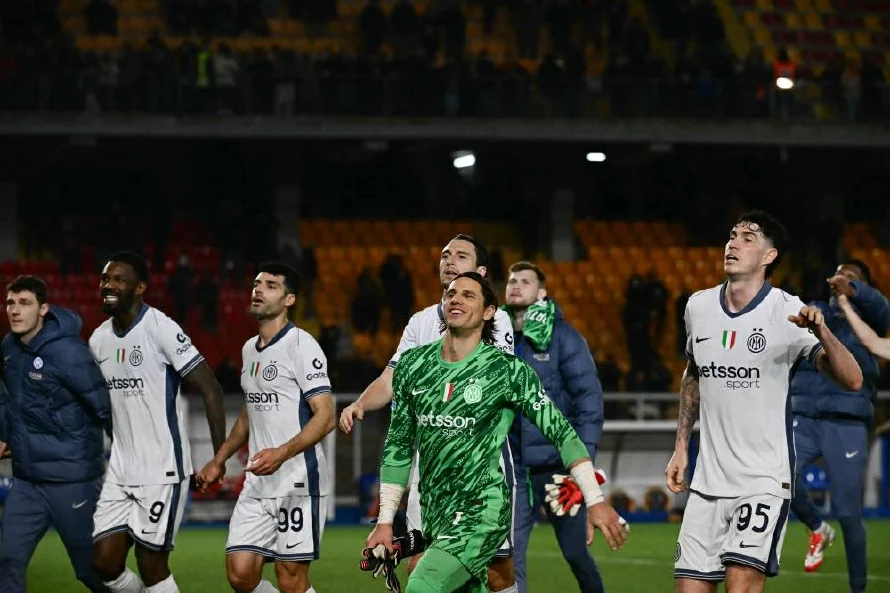 Inter de Milán golea 4-0 en Lecce y se mantiene a tres puntos del Nápoles