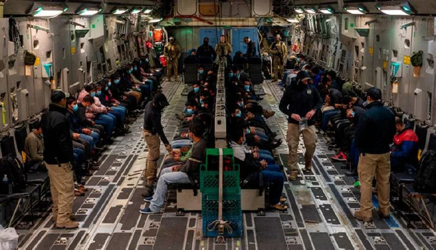 EEUU concentra a inmigrantes en Texas y California para su expulsión siguiendo las órdenes de Trump