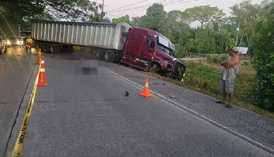 Un hombre murió en choque de rastra y un camión en Tecoluca