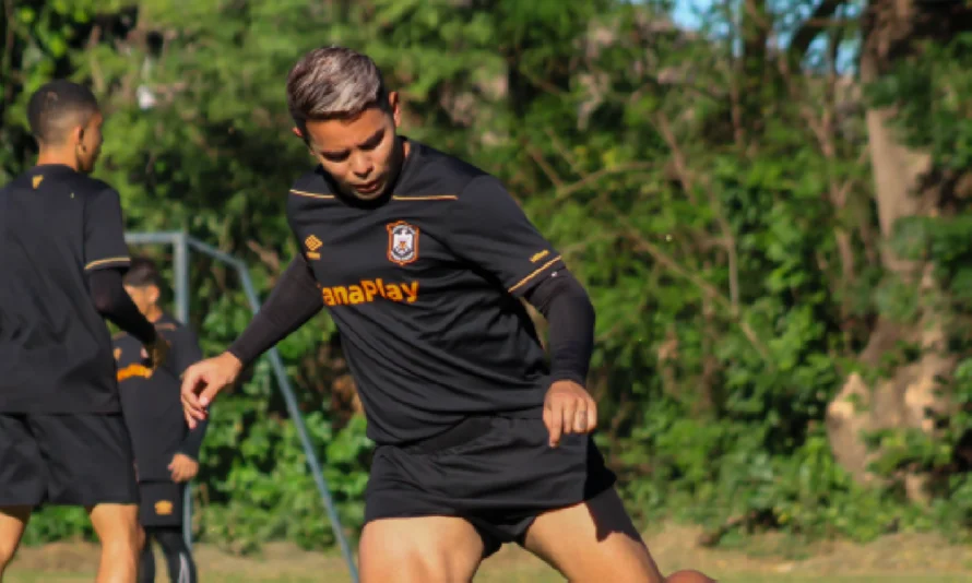 Alex Larin, lateral de Águila: "Somos un plantel corto"