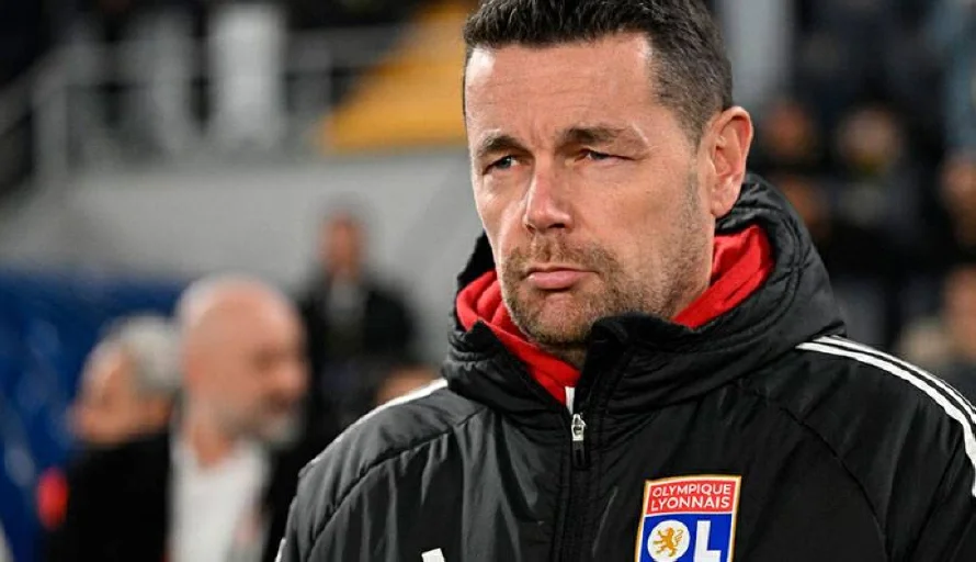 Lyon destituye a su entrenador Pierre Sage