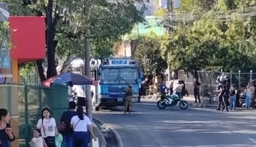 Madre e hija mueren atropelladas por un autobús de la 109 en Apopa