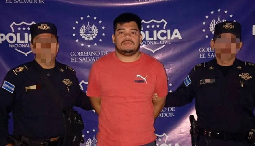 Capturan a sujeto que hurtaba pertenencias en vehículos en los centros comerciales