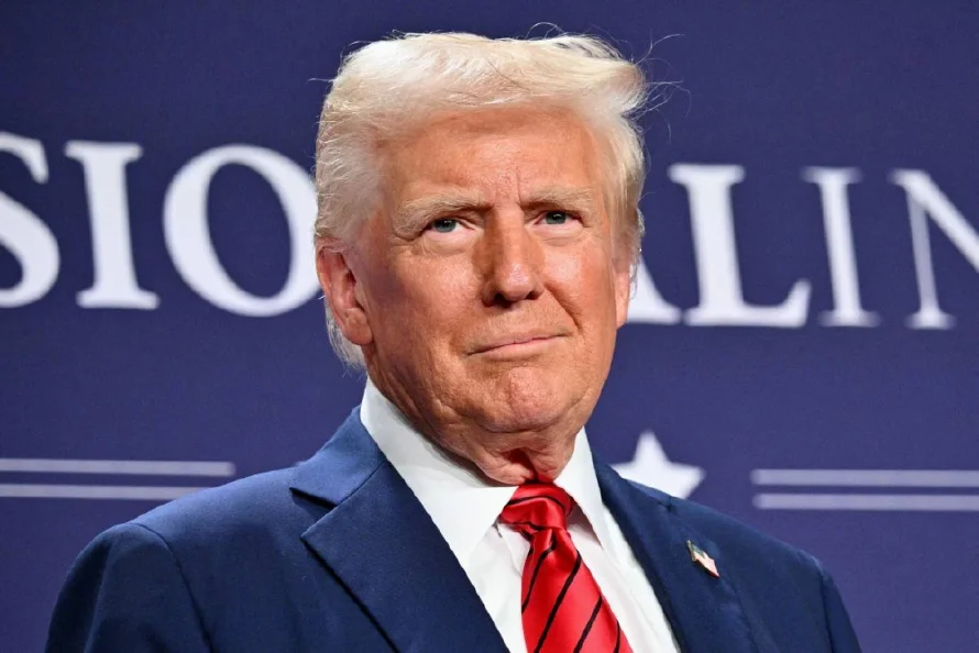 Trump dice que ordenará sacar la "ideología transgénero" del ejército