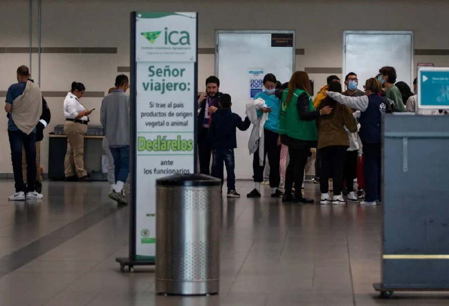 Pesadilla americana: colombianos deportados por EEUU llegan a Bogotá tras crisis con Trump