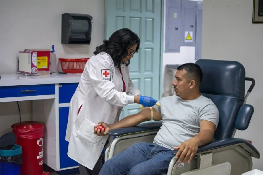 Cruz Roja urge donantes para centro de sangre por reservas "a cero"
