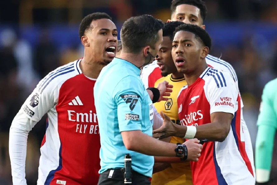 Arsenal consigue la anulación de una tarjeta roja a Lewis-Skelly