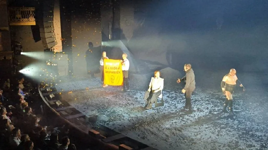 Activistas climáticos interrumpen obra teatral de Sigourney Weaver