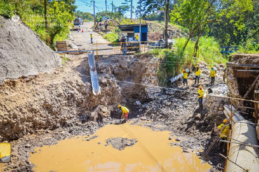 Obras Públicas supervisa los trabajos de construcción del puente sobre el río Colón