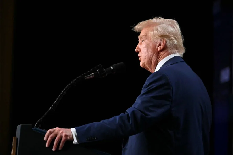 Trump dice que una misión de SpaceX devolverá "pronto" a astronautas de EEUU en la EEI
