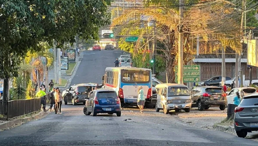 Fotos: Al menos 10 vehículos chocaron en la colonia Escalón