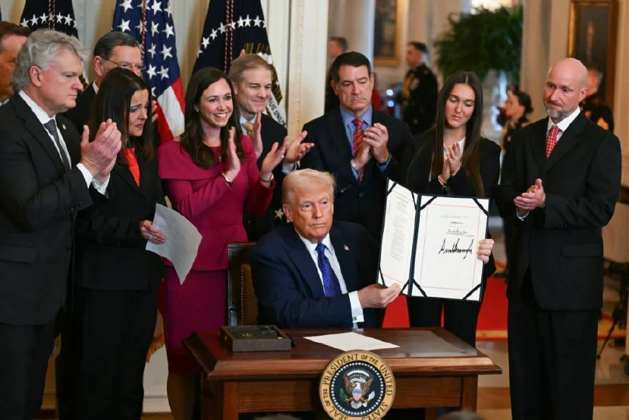 Trump firma ley que permite detener a migrantes en situación irregular acusados ​​de algunos delitos