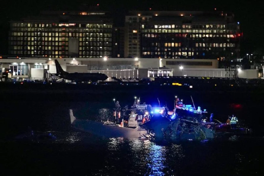 Avión de pasajeros quedó hecho pedazos tras chocar con helicóptero en Washington, no hay sobrevivientes