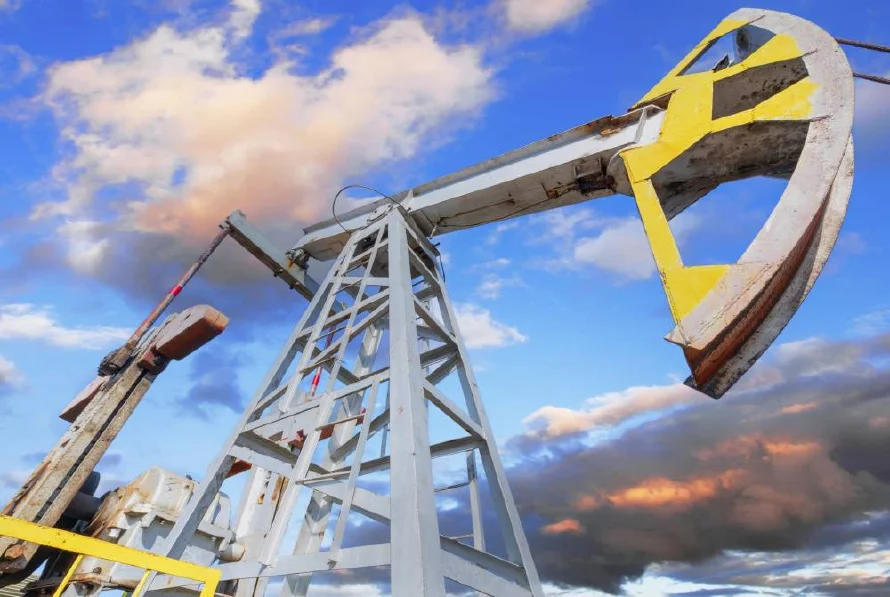 Petróleo tiene ligera alza en mercado sin impulso