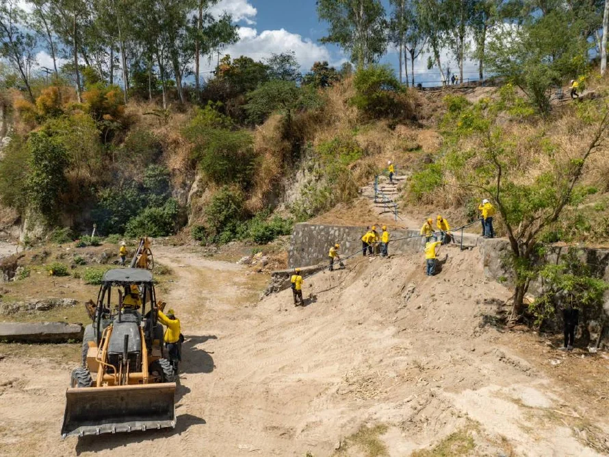 Obras Públicas inicia trabajos en cárcava de Bosques de Prusia, en Soyapango