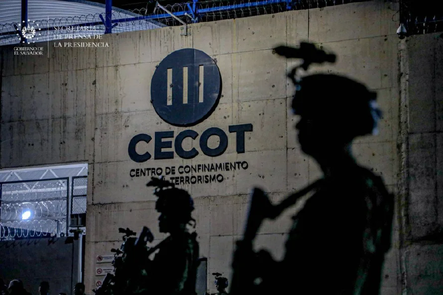 El CECOT cumple dos años, ¿cuántos reos están en él?