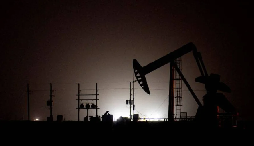 El petróleo en ligera baja en espera de detalles sobre aranceles de Trump