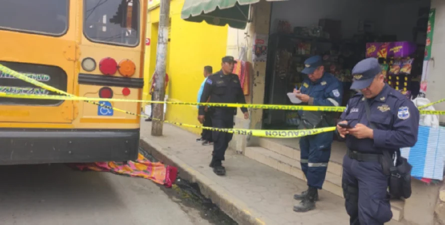 Hombre muere tras ser atropellado por un bus en el Puerto de La Libertad